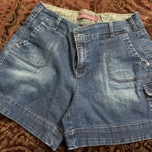 Gloria Vanderbilt denim shorts. 6 inch inseam. Size 8. Slight stretch. 5 pocket